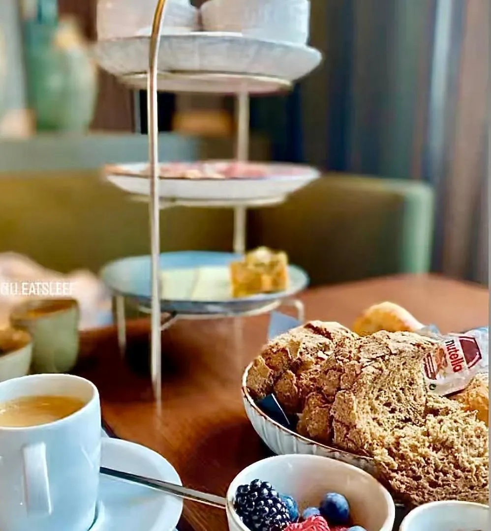 U Eat & Sleep Antwerp Hotell